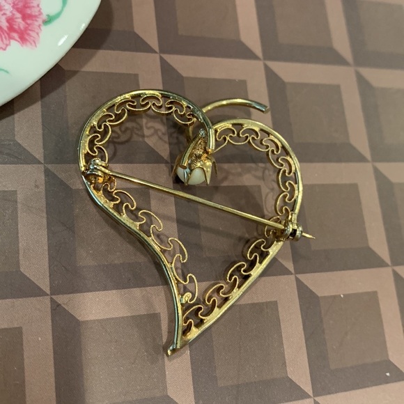 Five heart Brooches including Avon - silver toned heart can also be pendant - Picture 7 of 12